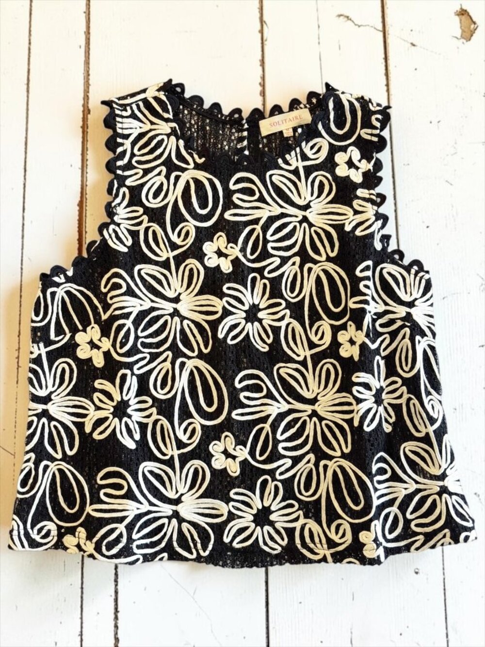 NWOT Solitaire Black Crochet Lace Floral Embroidered Tank Top Medium Boho Chic - Picture 2 of 8